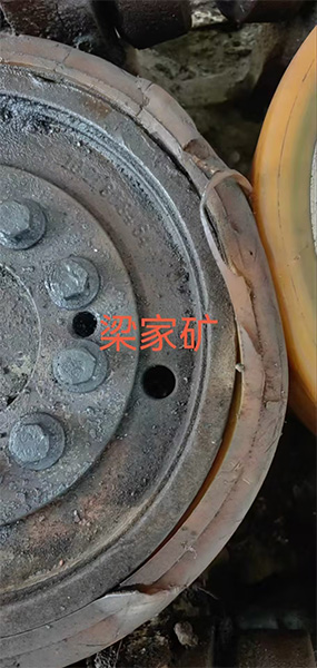 Monorail friction wheel of the same company after 800h operation
